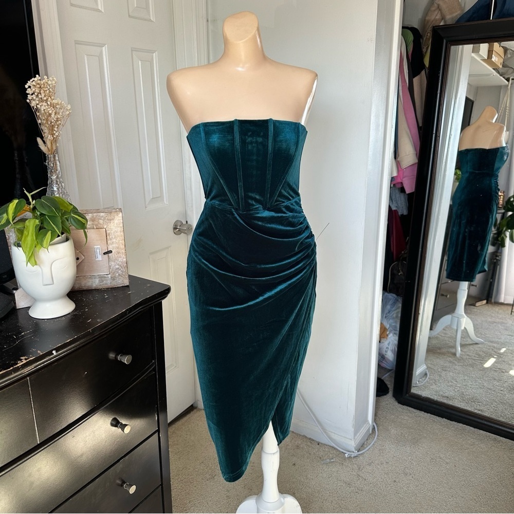 LULU’S GLAMOROUS CELEBRATIONS VELVET STRAPLESS TULIP DRESS - Picture 9 of 14